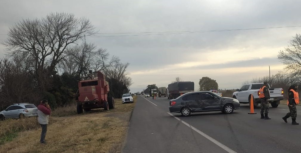 Lee más sobre el artículo Automóvil chocó contra una cosechadora en la Ruta n° 51