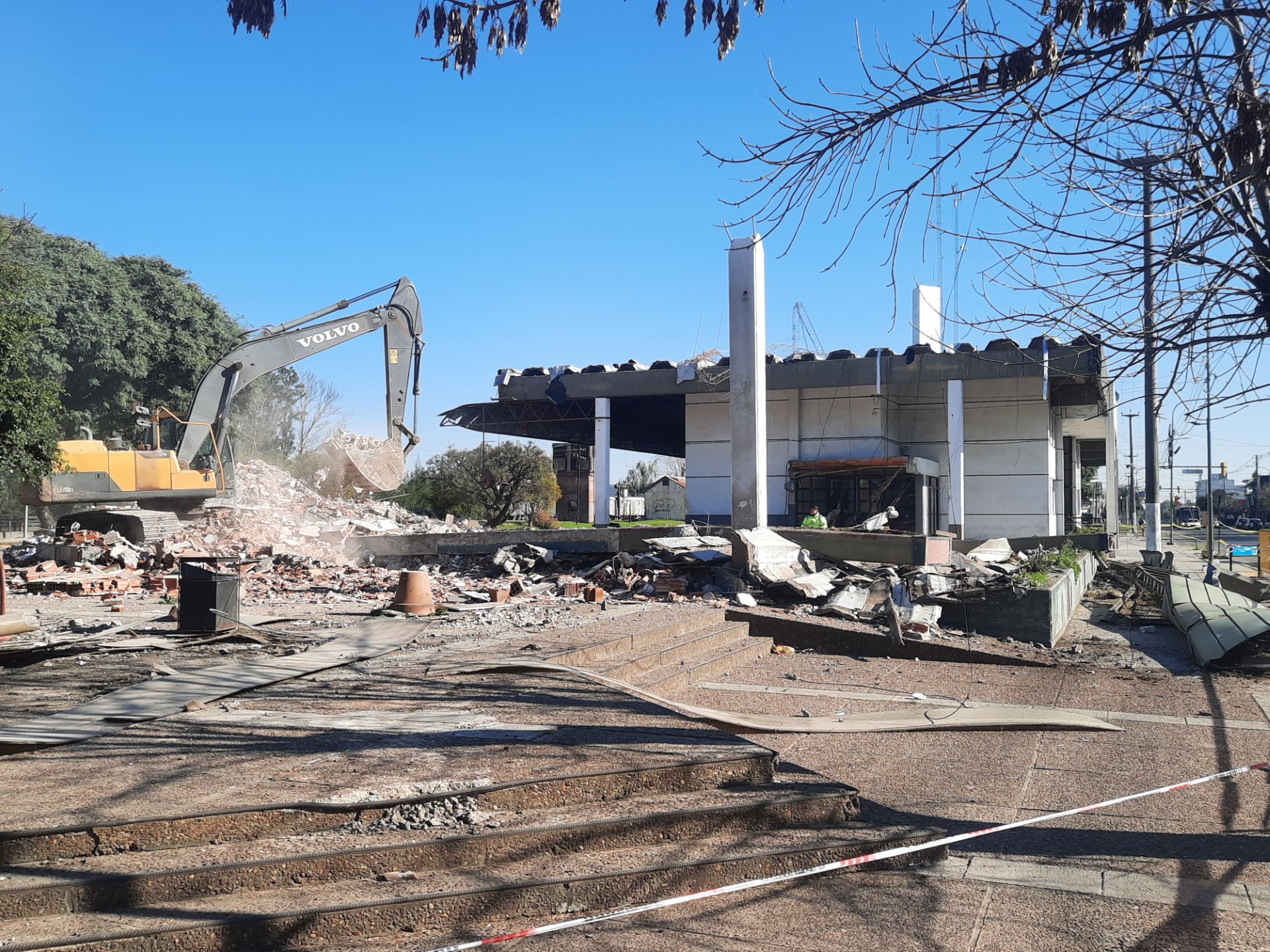 Lee más sobre el artículo Demuelen la Terminal de Colectivos: ¿harán una nueva o seguiremos a la buena de Dios?