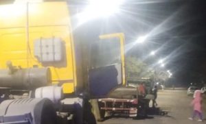 Lee más sobre el artículo Insólito bajaban troncos de un carro y los golpeó un camión