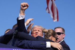 Lee más sobre el artículo Conmoción mundial: intentaron asesinar a Donald Trump en un acto de campaña