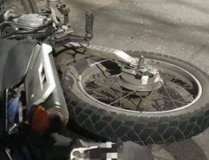 Lee más sobre el artículo Dos jóvenes lesionados a raíz de choque entre moto y auto