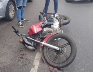 Lee más sobre el artículo Camioneta chocó con ciclomotor en  Avenida Savio y Pellegrini