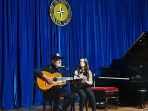 Lee más sobre el artículo El gran León Gieco se presentó junto a su hija Joana en San Nicolás