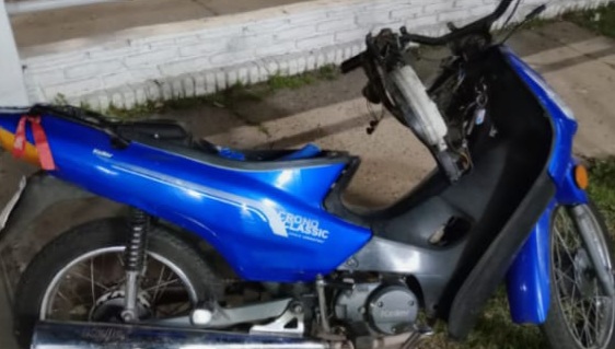 Lee más sobre el artículo Motociclista sufrió lesiones tras chocar con cesto de basura