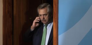 Lee más sobre el artículo Allanaron el departamento de Alberto Fernández y le secuestraron el celular