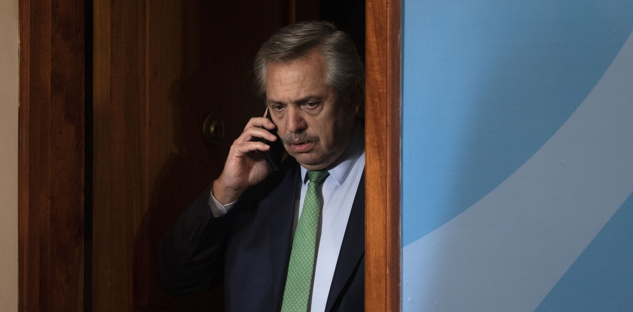 Lee más sobre el artículo Allanaron el departamento de Alberto Fernández y le secuestraron el celular