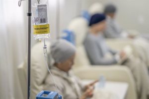 Lee más sobre el artículo El costo de combatir el cáncer: el detrás de escena de la carrera millonaria por encontrar la cura