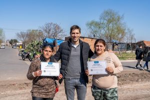 Lee más sobre el artículo El Intendente entregó certificados de vivienda familiar en los Barrios Piolín y Provincianos