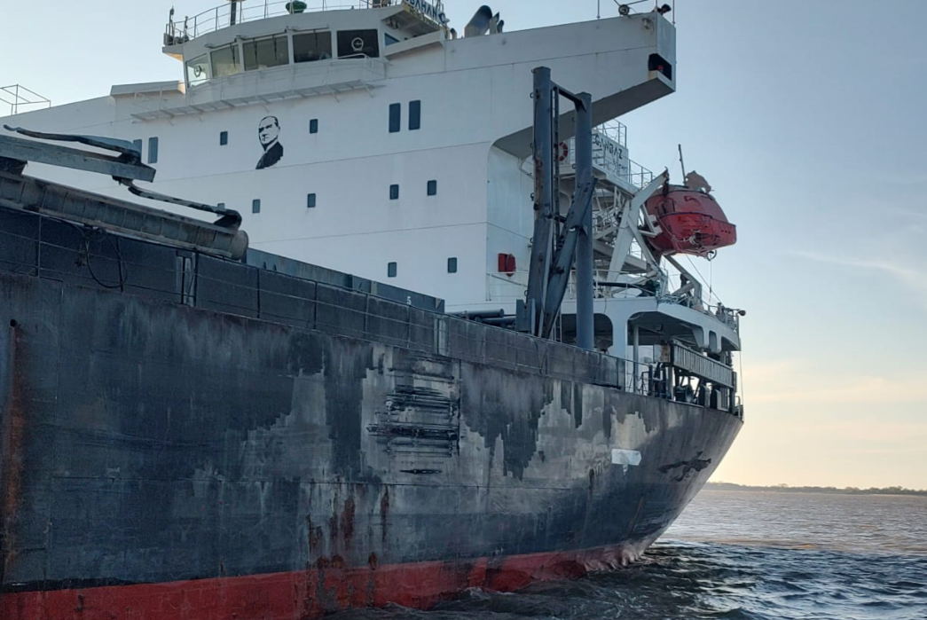 Lee más sobre el artículo Dos enormes buques chocaron a la altura de San Nicolás