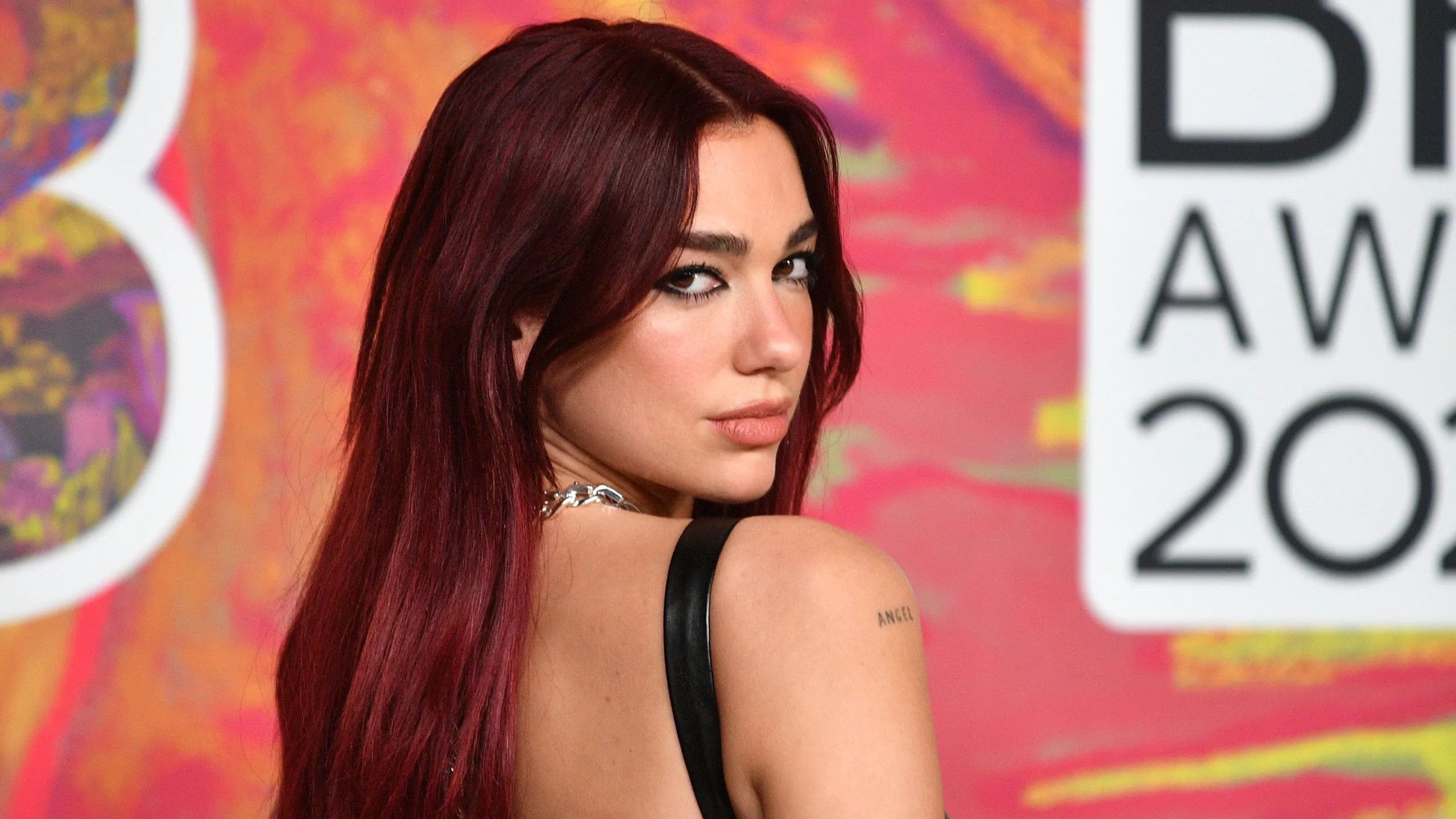 Lee más sobre el artículo Dua Lipa, la estrella pop que nació en una familia signada por la guerra y dejó el modelaje por la “comida chatarra”