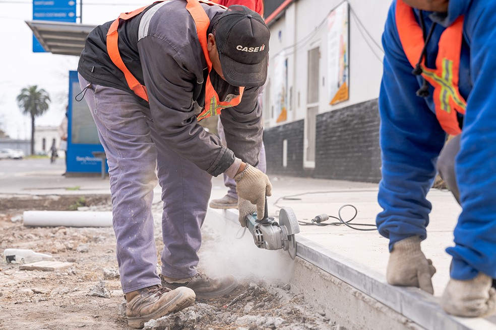 Lee más sobre el artículo Avanza la construcción de amplias veredas en calle Francia y zona del Santuario