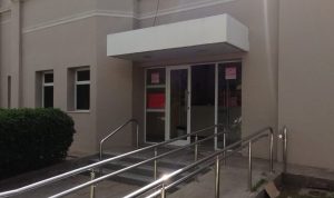 Lee más sobre el artículo Apuñalaron a un joven en Villa Ramallo y fue intervenido quirúrgicamente en el Hospital Gomendio