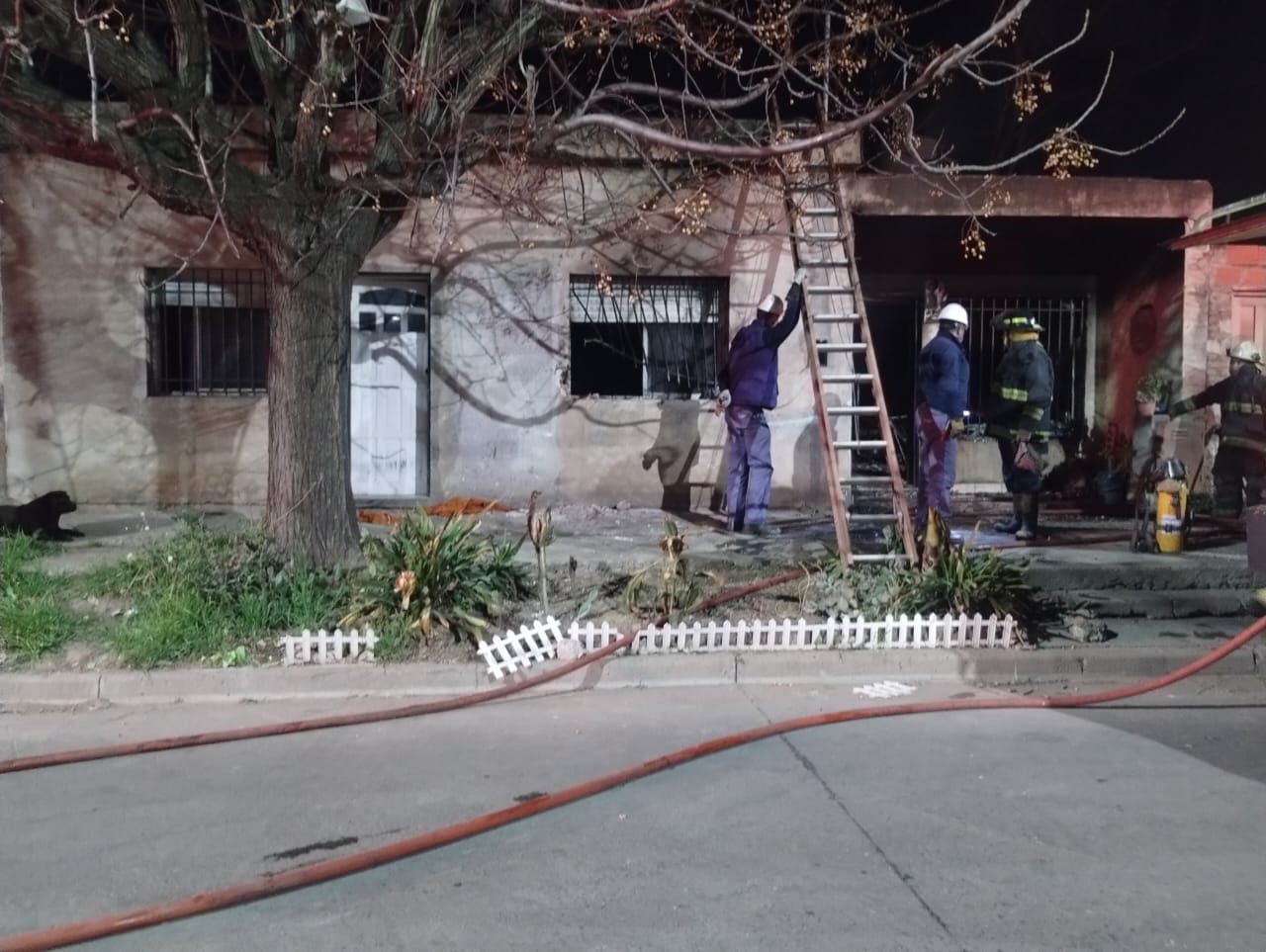 Lee más sobre el artículo Una mujer y su hijo sufrieron lesiones tras incendio en vivienda del Barrio Alto Verde