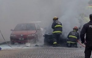 Lee más sobre el artículo Se prendió fuego una camioneta sobre calle Echeverría