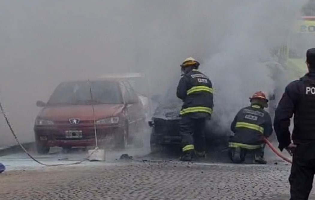 Lee más sobre el artículo Se prendió fuego una camioneta sobre calle Echeverría