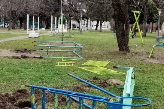 Lee más sobre el artículo Plaza del Silencio en Gral. Rojo: vecinos reclaman por los juegos, y el municipio explica que allí quiere un espacio verde