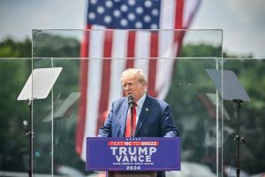 Lee más sobre el artículo EE.UU.: Trump se burló de Harris mientras ella aceptaba la candidatura demócrata