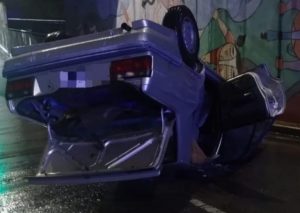 Lee más sobre el artículo Espectacular vuelco de un auto en el Viaducto de calle Mitre