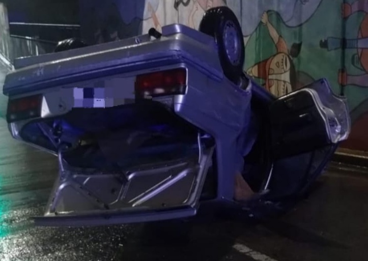 Lee más sobre el artículo Espectacular vuelco de un auto en el Viaducto de calle Mitre