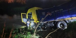 Lee más sobre el artículo Insólito: un camionero terminó al borde del arroyo por seguir las indicaciones del GPS