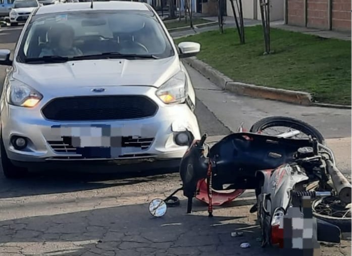 Lee más sobre el artículo Una mujer herida tras choque entre auto y moto en la zona sur