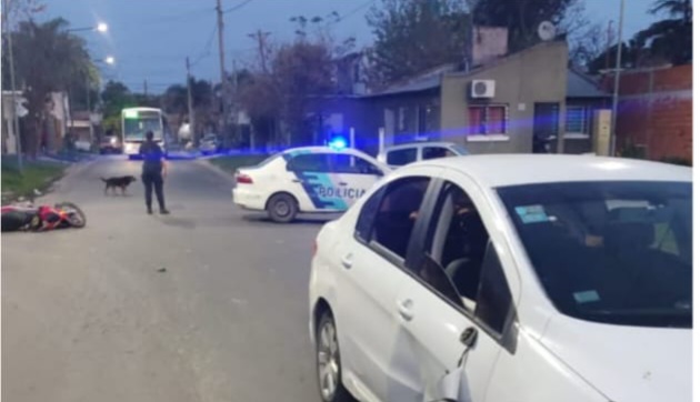Lee más sobre el artículo Una mujer herida tras choque de moto con auto en Viale y Echeverría
