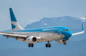 Lee más sobre el artículo El Gobierno inició conversaciones con empresas privadas para que operen Aerolíneas Argentinas