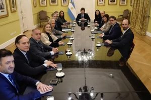 Lee más sobre el artículo Asado, una copa de vino y pago en débito: el menú de Milei para los diputados que confirmaron el veto