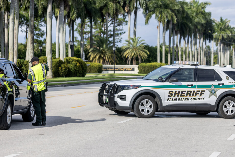 Lee más sobre el artículo EE.UU.: Trump está «a salvo y bien» tras un tiroteo cerca de su club de golf