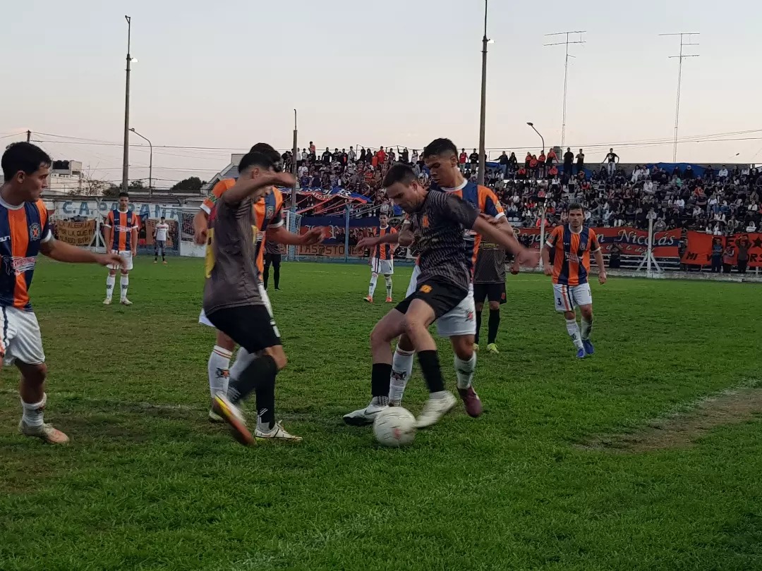 Lee más sobre el artículo Liga Nicoleña de Fútbol: Belgrano le ganó sobre el final el clásico a Regatas