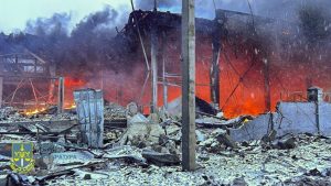 Lee más sobre el artículo Un bombardeo ruso contra un centro educativo y un hospital en Ucrania dejó al menos 41 muertos y 180 heridos
