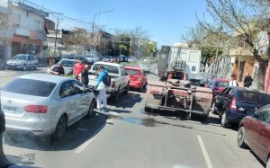 Lee más sobre el artículo Múltiple choque en cadena sobre Avenida Savio, entre tres autos y una camioneta