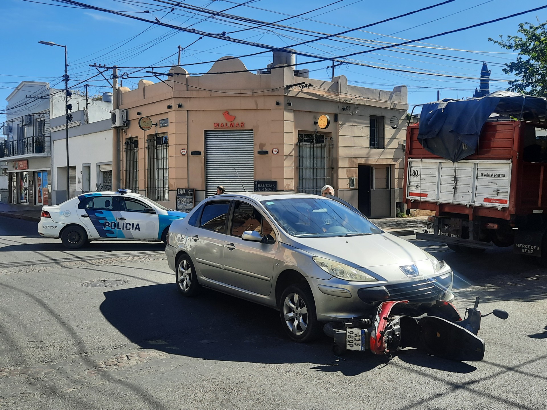 Lee más sobre el artículo Una mujer herida tras choque de auto con moto en Mitre y Echeverría