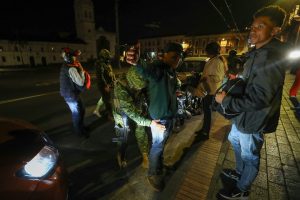 Lee más sobre el artículo Ecuador: primera noche a oscuras por cortes programados