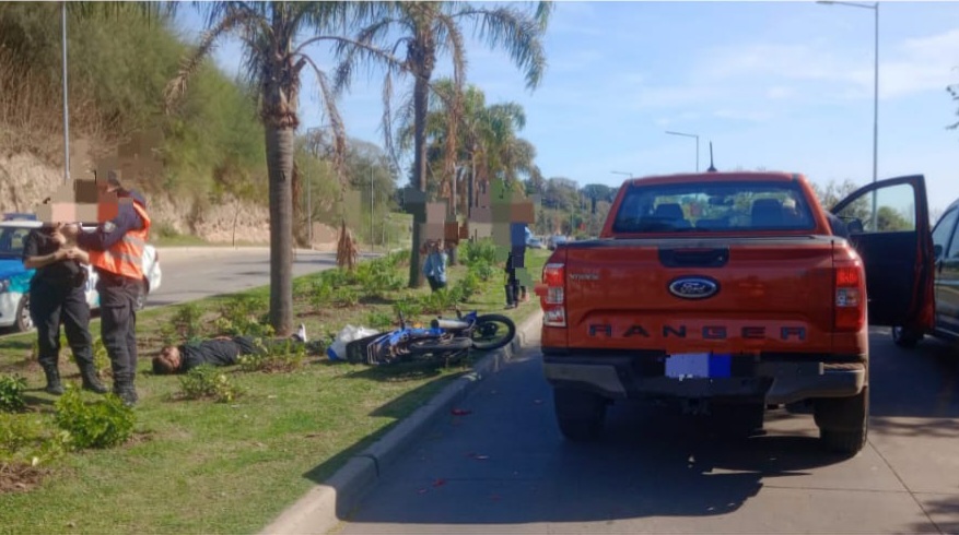 Lee más sobre el artículo Un hombre herido tras choque entre camioneta y moto en la Costanera