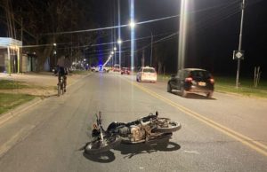 Lee más sobre el artículo Dos heridos a raíz de accidente entre moto y auto en la zona norte
