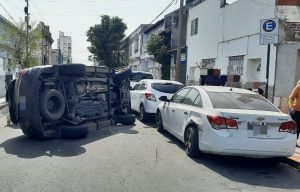 Lee más sobre el artículo Volcó una camioneta e impactó contra un auto estacionado