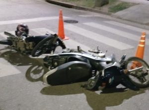 Lee más sobre el artículo Chocaron dos motos y hay una mujer herida