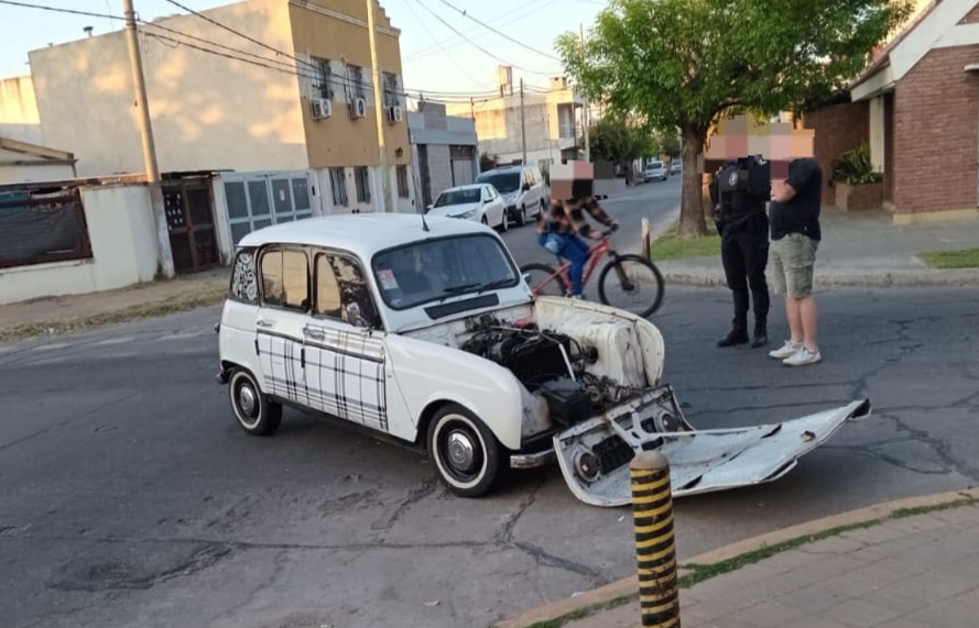 Lee más sobre el artículo Colisionaron auto y camioneta en el Barrio Urquiza