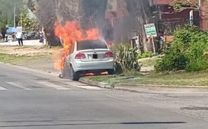 Lee más sobre el artículo Se incendió un automóvil en Avenida Arturo Illia