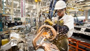 Lee más sobre el artículo Industria: la UIA anticipó una nueva caída mensual en agosto y el sector espera repunte recién desde fines de 2025