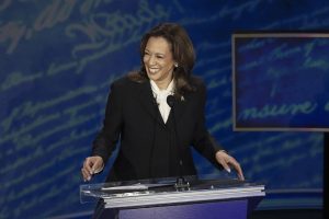Lee más sobre el artículo Harris gana impulso al vencer en el cara a cara con Trump