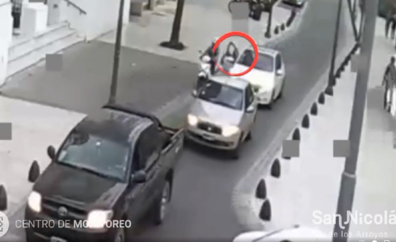 Lee más sobre el artículo Accidente entre moto y auto en pleno centro de la ciudad