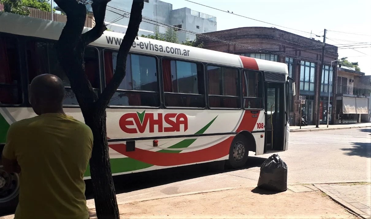 Lee más sobre el artículo Anuncian cambios en las paradas de colectivos sobre Avenida Savio: ¿Se agiliza el tránsito?
