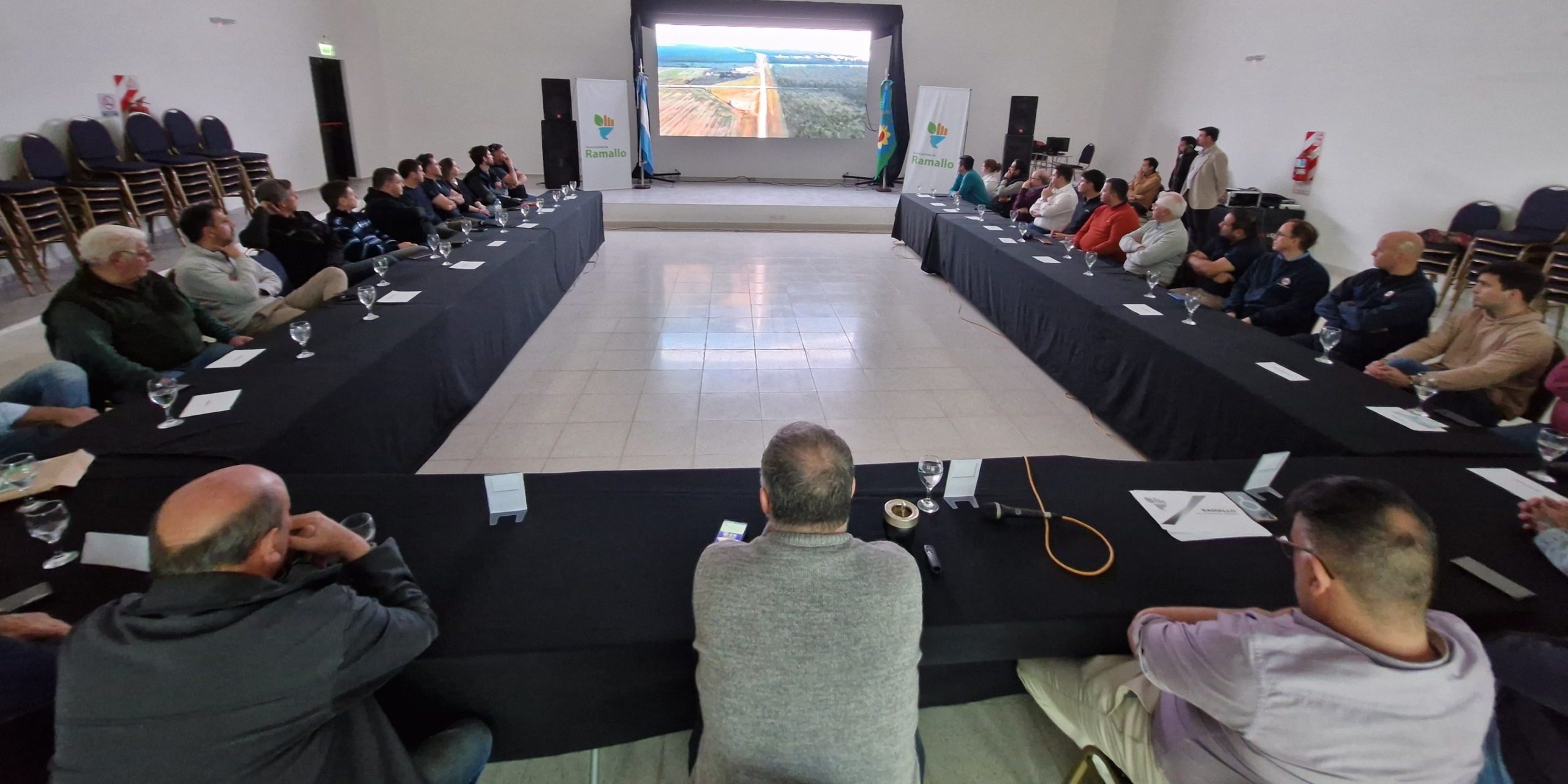 Lee más sobre el artículo Ramallo: el Intendente Poletti se reunió con empresarios radicados en el Parque Comirsa