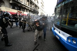 Lee más sobre el artículo Represión en el Congreso tras el veto al aumento para los jubilados