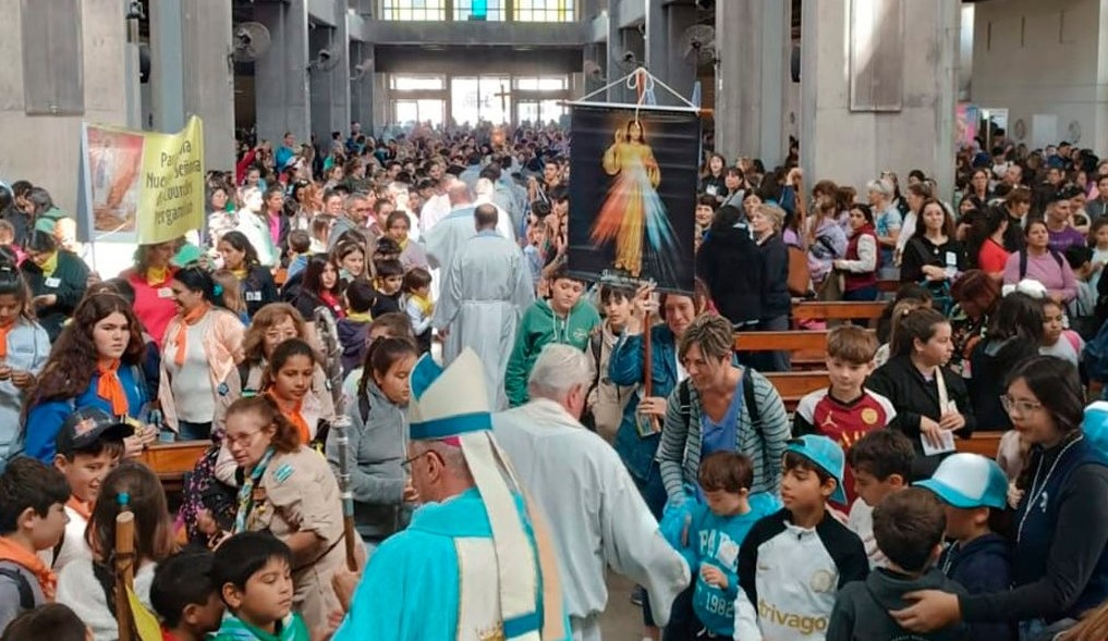 Lee más sobre el artículo Multitudianaria peregrinación de niños al Santuario de la Virgen