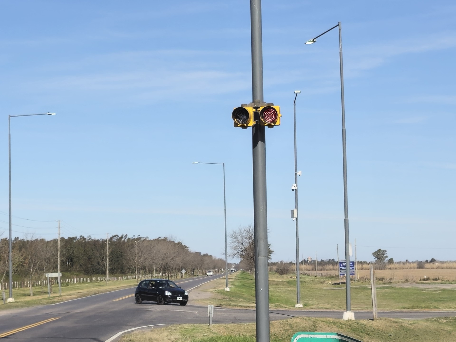 Lee más sobre el artículo Colocan semáforos intermitentes en Camino de Costa y acceso a Villa Ramallo