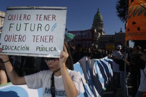 Lee más sobre el artículo Las universidades salen a la calle en contra de veto de Javier Milei