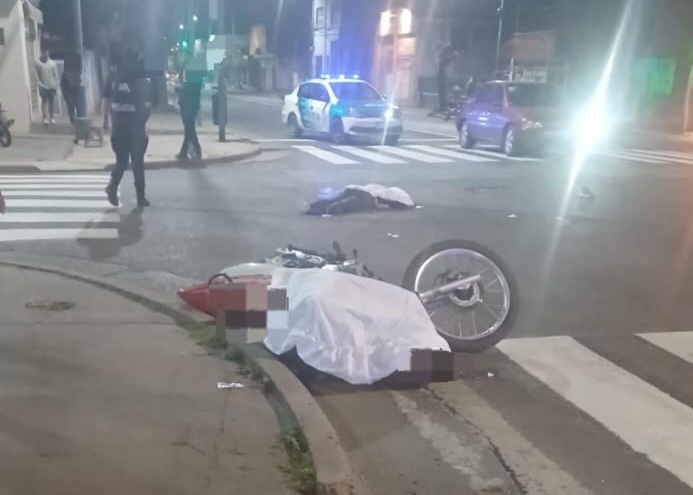 Lee más sobre el artículo Mueren una policía y un joven al chocar moto con camión en nuestra ciudad